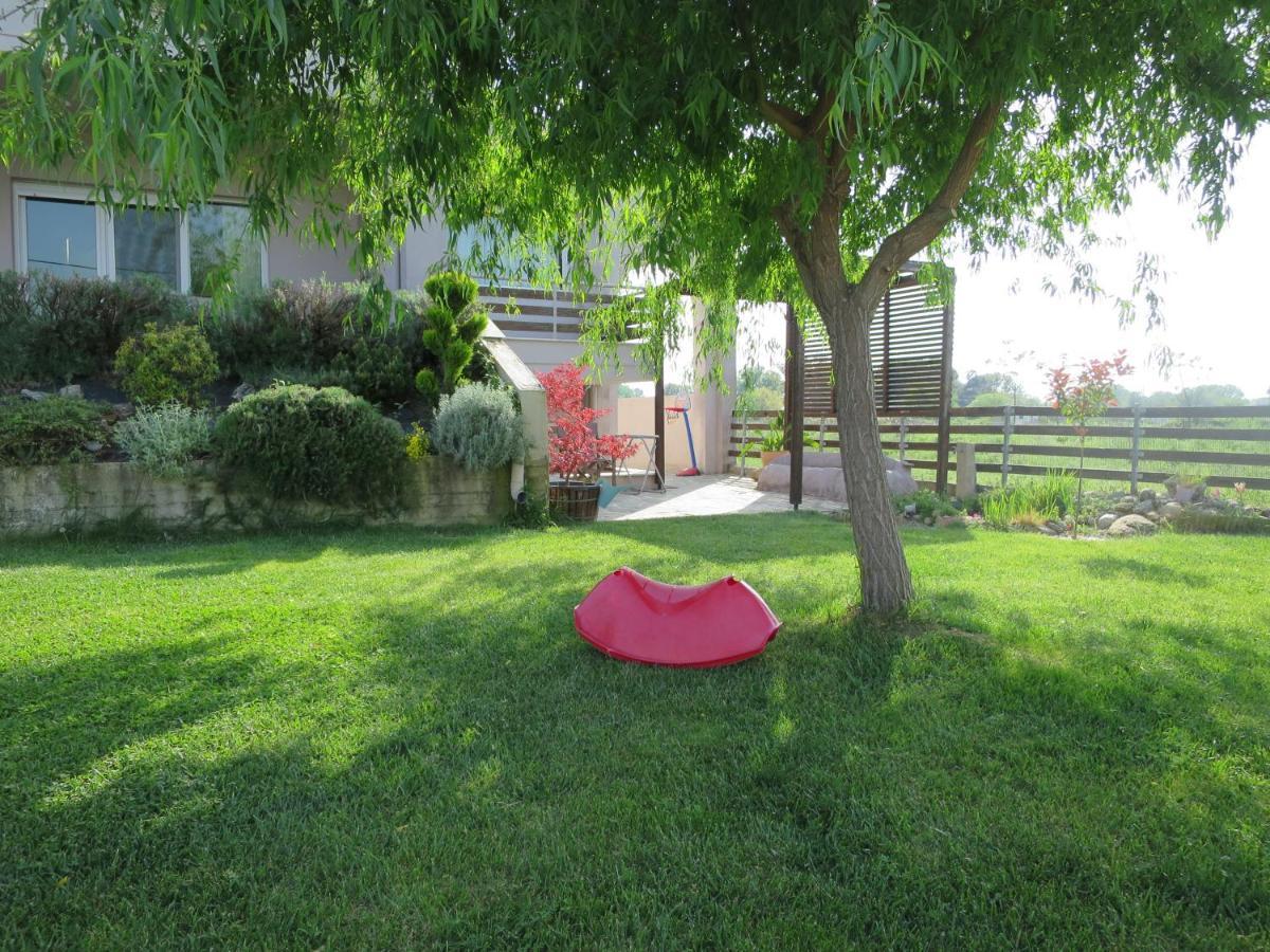 Guesthouse With Garden Komotini Bagian luar foto