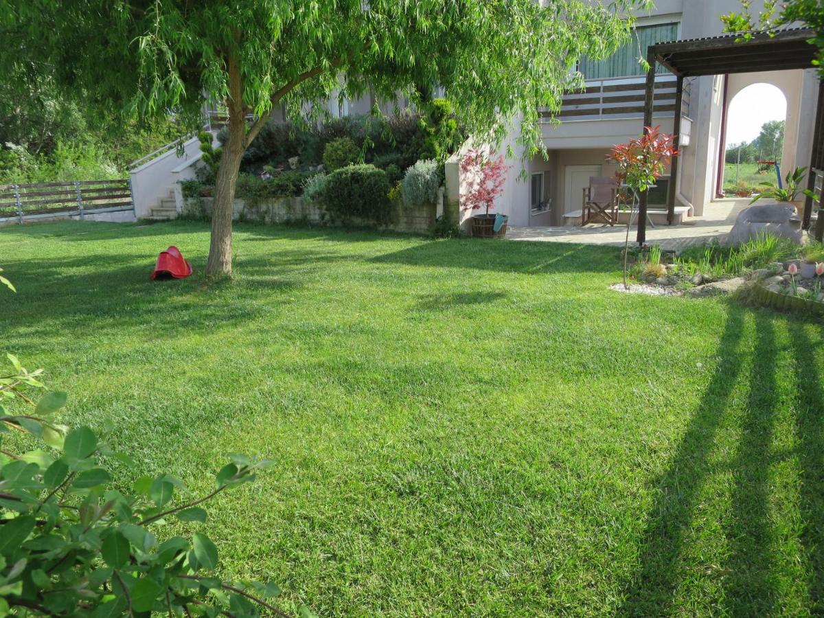 Guesthouse With Garden Komotini Bagian luar foto