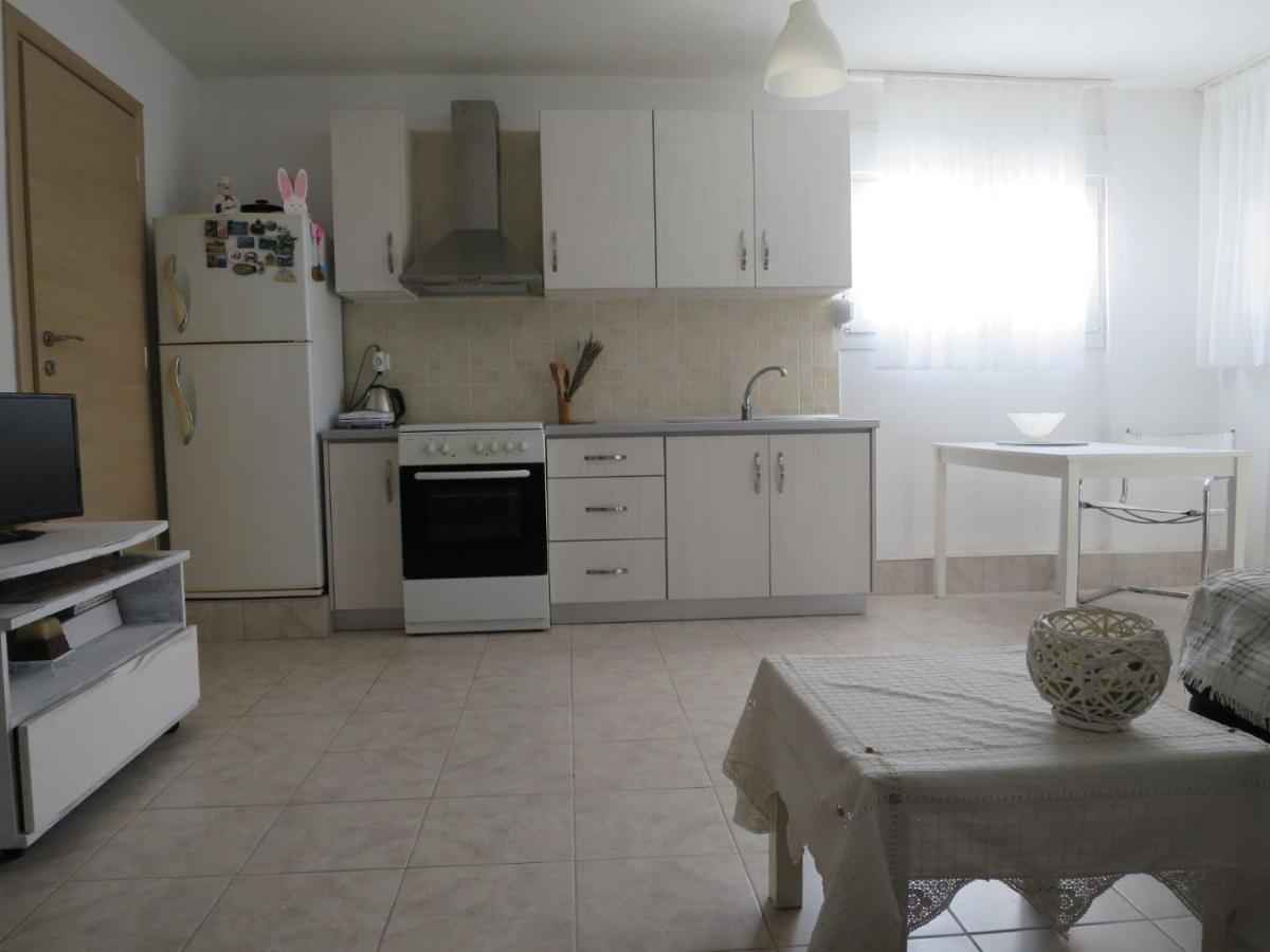 Guesthouse With Garden Komotini Bagian luar foto