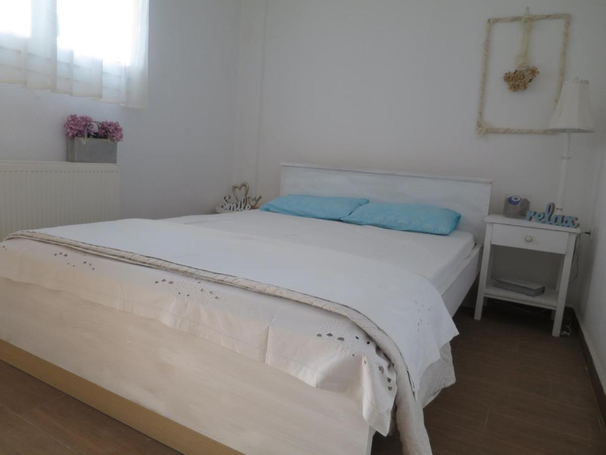 Guesthouse With Garden Komotini Bagian luar foto